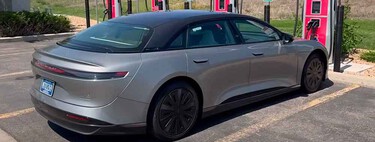 Con este coche eléctrico podrías ir de Madrid a Bilbao y volver sin parar a recargar. Lo ha demostrado con esta prueba en carretera