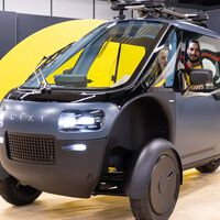 Este triciclo eléctrico se pone a 120 km/h para que puedas ir dando pedales por la autovía. También tiene ISOFIX, por si te atreves a montar a tu hijo 