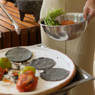 Aprende a hacer tortillas en el nuevo taller que enaltece al maíz en este hotel de México y que no querrás perderte