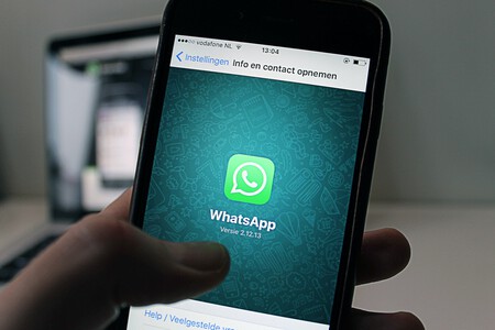 Teléfono móvil con el logo de Whatsapp