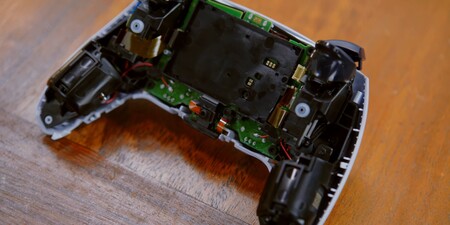 Así es el DualSense de cerca y por dentro: unboxing y prueba de uso en vídeo del mando de PlayStation 5