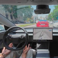 Tesla quiso presumir de un Model 3 conduciendo solo por Madrid. Ha acabado enfrentada a la DGT: "No tiene permiso"
