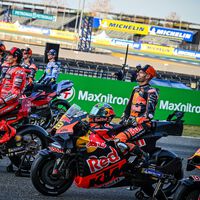 KTM aseguró que sus cuatro motos de MotoGP serían iguales, pero ha sorprendido en Tailandia con una nueva decoración 