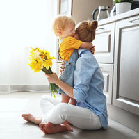 Abraza a tu hijo cada día: nueve beneficios de los abrazos para los niños 