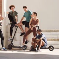 La DGT obligará a los conductores de patinetes y bicicletas eléctricas a llevar el casco y se les prohíbe el uso de las aceras 