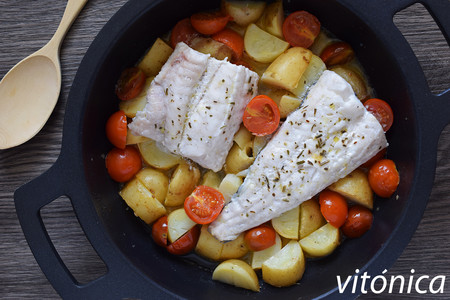 Merluza con patatas nuevas y tomates cherry: receta saludable