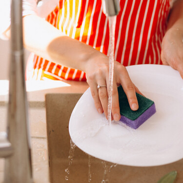 Carrefour tiene el escurreplatos perfecto para cocinas con poca encimera y cuesta menos de 9 euros 