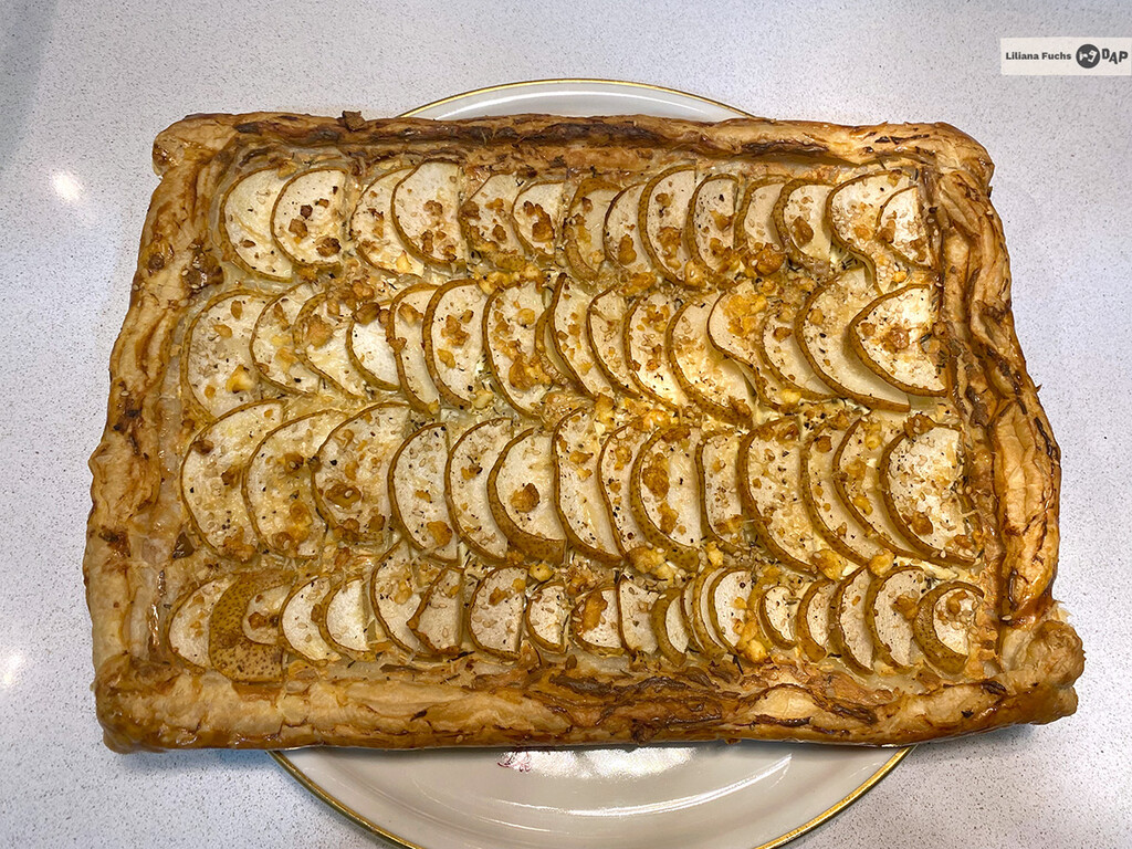 Esta tarta salada de hojaldre me la inventé en cinco minutos en Nochevieja. Quedó tan rica que la voy a repetir todo el año 