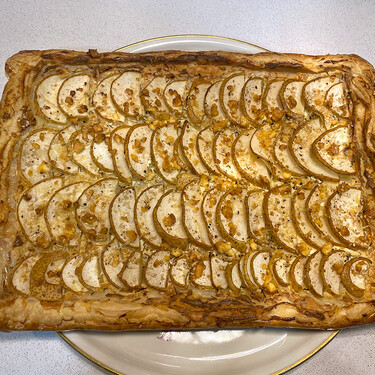 Esta tarta salada de hojaldre me la inventé en cinco minutos en Nochevieja. Quedó tan rica que la voy a repetir todo el año 