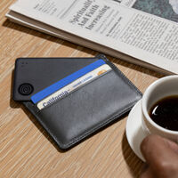 Parece una tarjeta, pero es un localizador para iOS y Android que se puede colocar en la cartera o en un pasaporte
