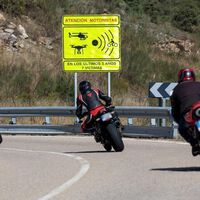 Andar en moto en grupo es peligroso, según esta marca. Así que han creado un piloto automático que controla tu moto sola, y da miedo