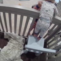 ¡Bebé a la fuga! Una cámara graba al hermano mayor enseñándole al pequeño a escapar de la cuna