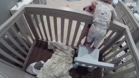 ¡Bebé a la fuga! Una cámara graba al hermano mayor enseñándole al pequeño a escapar de la cuna
