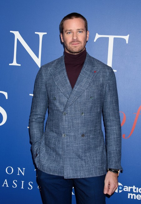 Cómo triunfar con un look descoordinado, la lección de estilo de Armie Hammer