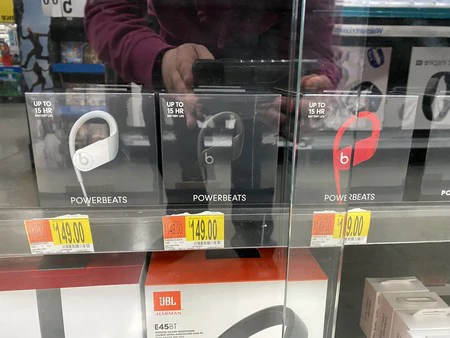 棚に並ぶ新しい Powerbeats