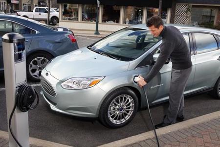 Ford se alía con Best Buy Canadá para ofrecer estaciones de recarga domésticas