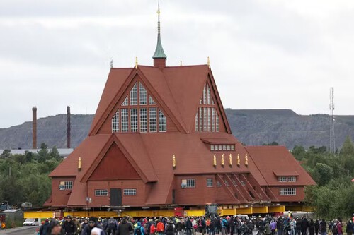 Igreja luterana de Kiruna,na Suécia, sendo movida por reboques especiais.