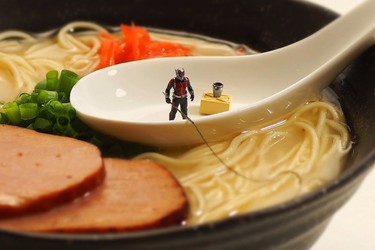 ¿Quién dijo que con la comida no se juega...? Tatsuya Tanaka se lo pasa bomba con ella