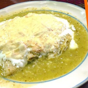 No es tan famoso como Sanborns, pero tienen las enchiladas verdes más ricas y baratas: se encuentran en un mercado y se hacen con tortillas hechas a mano