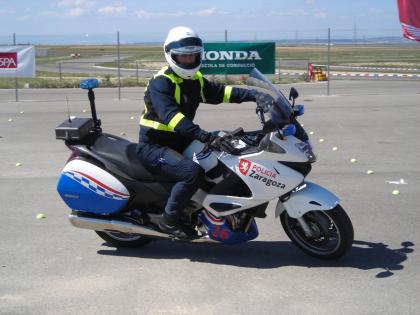 La policía municipal de Zaragoza aprende a conducir con la Honda Escuela de Conducción