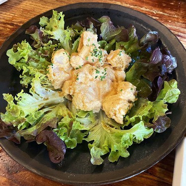 Cómo hacer los langostinos picantes copiados en todas partes que inventó un japonés y popularizó un peruano en Madrid