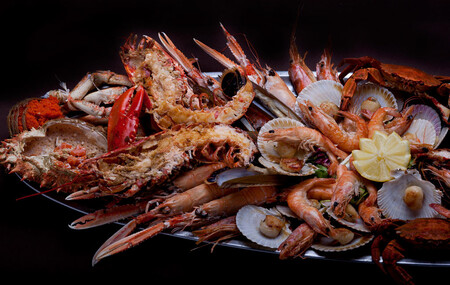 Mariscada con ñocla, andaricas, gambas, langostinos, cigalas y oricios. © El Pescador.