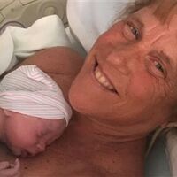 Una mujer dio a luz con 57 años y afirma que "nadie sabe si estará vivo para ver crecer a su bebé" 