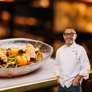 La ensalada de tomate está muy bien, pero en tartar y con salmón, mejor: los trucos del chef barcelonés Dani Roca para dar la vuelta a este clásico 