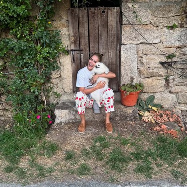 Esta es la casa de Alba Carrillo en un pueblo de Ávila: una villa rural llena de recuerdos con cocina moderna y una jirafa en la escalera 