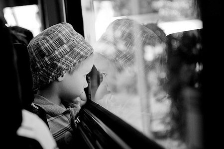 mirando ventana