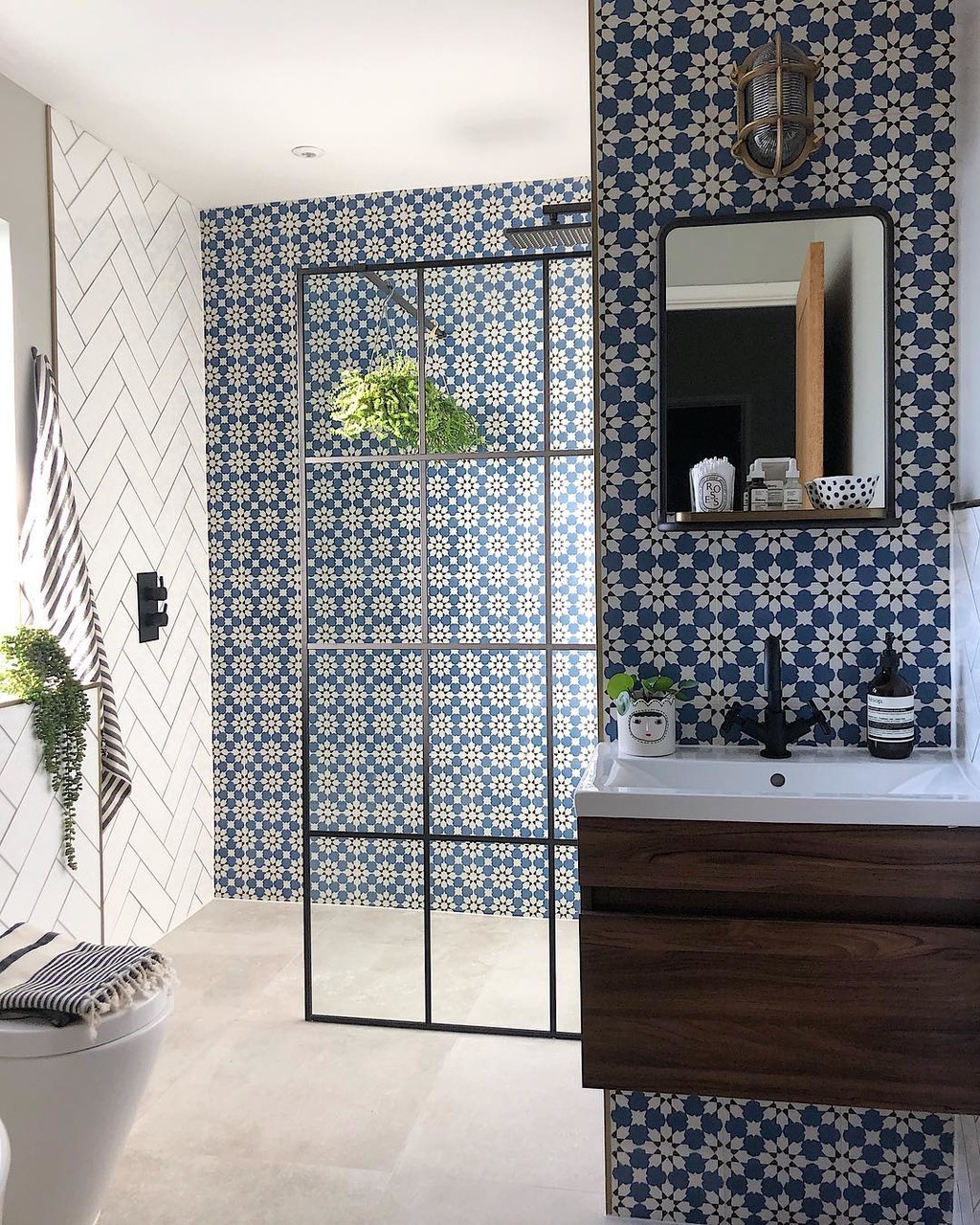 Mezclando azulejos, cuartos de baño que mezclan dos, tres o hasta