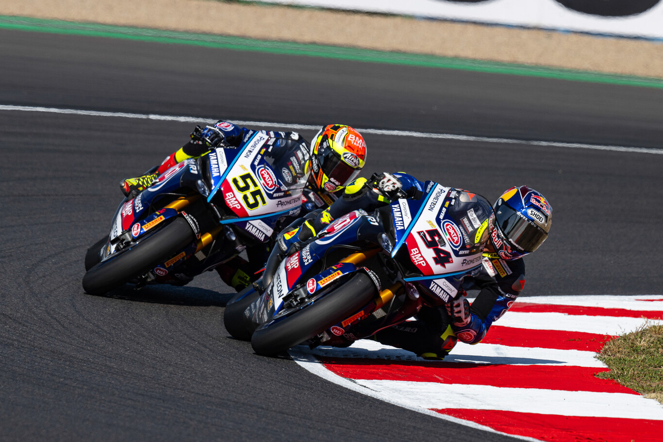 Toprak Razgatlioglu aprovecha una extraña avería de Álvaro Bautista para poner picante al WSBK en Magny-Cours