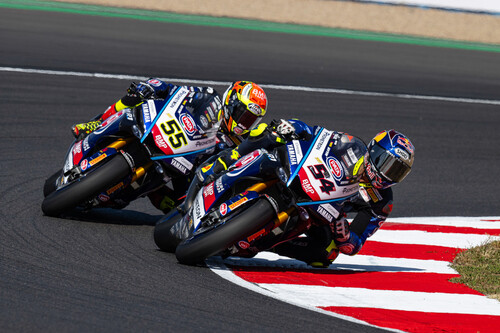 Toprak Razgatlioglu aprovecha una extraña avería de Álvaro Bautista para poner picante al WSBK en Magny-Cours