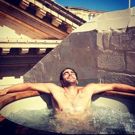 Lo sabemos, tú también quieres ser jacuzzi para bañar a Jon Kortajarena
