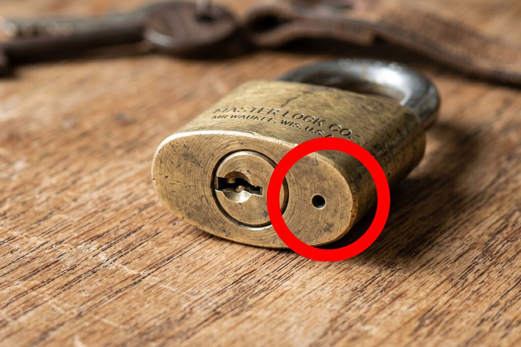 Seguro hay pocos que lo saben: cuál es la función del agujerito del candado 