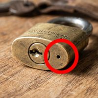 Seguro hay pocos que lo saben: cuál es la función del agujerito del candado 