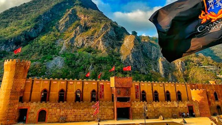 En Orizaba existe un parque con castillo medieval, dragones, dinosaurios y hasta un avión estrellado, a solo 3 horas de CDMX