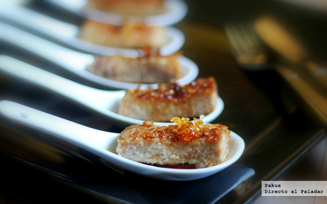 Pinchos de secreto ibérico al caramelo, receta de aperitivo