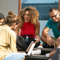 Un profesor de Stanford revela la frase que usan los grandes conversadores para triunfar en las reuniones sociales