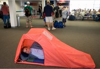 Tienda de campaña para dormir en el aeropuerto