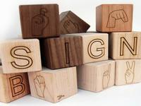 Cubos de madera para aprender la lengua de signos 