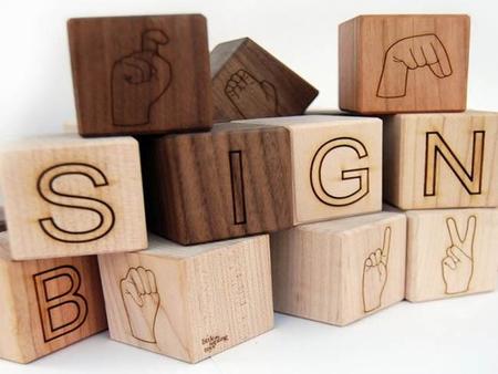 Cubos de madera para aprender la lengua de signos