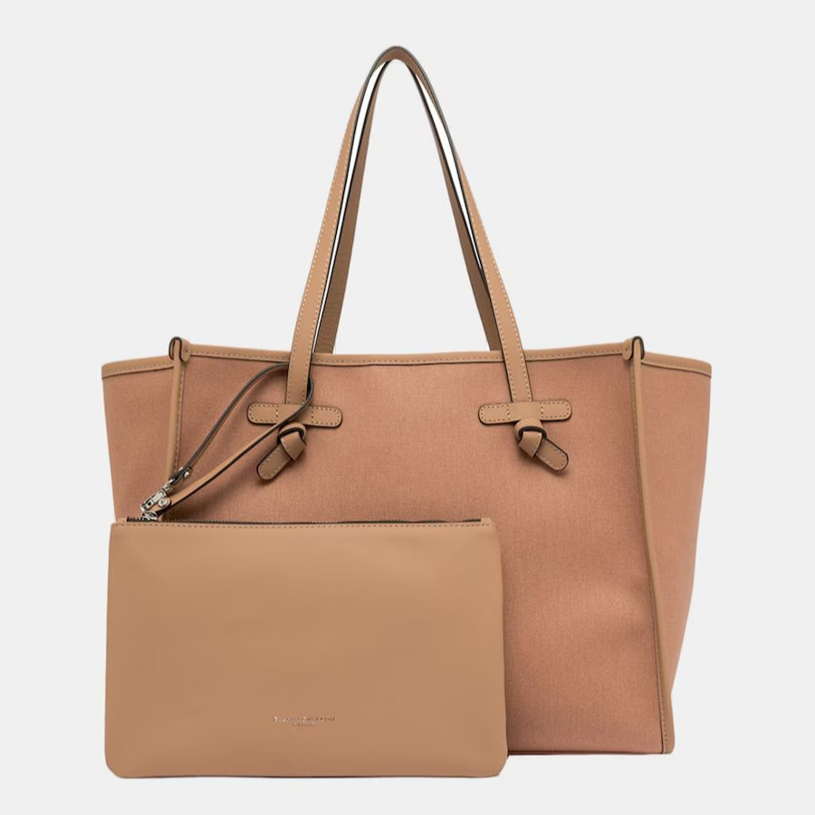 Gianni Chiarini
Bolso de hombro tamaño grande en lona incluye pochette en piel a juego.