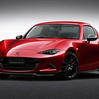 Mazda MX-5 RF Custom Style y Roadster Classic Red, dos motivos para enamorarte más