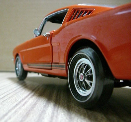 1965 Ford Mustang GT 2+2 Fastback a escala 1:18