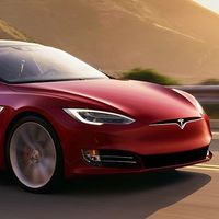 Video: ¡Mira mamá, sin manos! ¡Y sin licencia por 18 meses! Sancionan al conductor de un Tesla por cambiarse de asiento