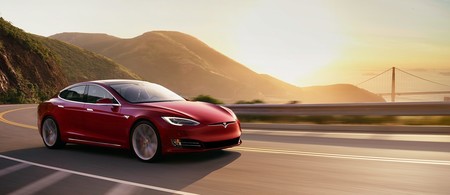 Video: ¡Mira mamá, sin manos! ¡Y sin licencia por 18 meses! Sancionan al conductor de un Tesla por cambiarse de asiento