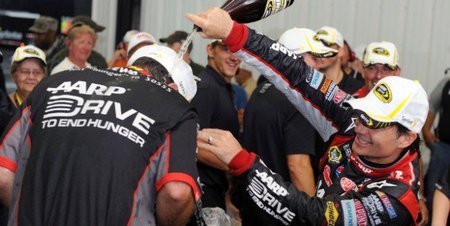 Jeff Gordon y la lluvia le aguan la fiesta a Jimmie Johnson