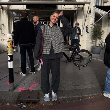 Las nuevas New Balance color almendra tostada que arrasan esta temporada para llevar con gabardinas