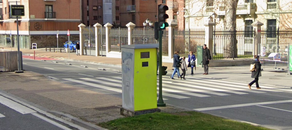 Pamplona va a estrenar cuatro radares con IA: detectan si llevas el cinturón, si estás con el móvil o si haces giros ilegales